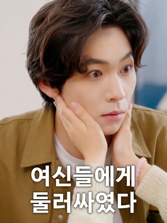여신들에게 둘러싸였다